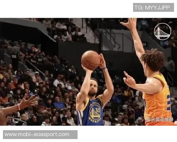 库里半场表现亮眼砍下15分5板4助助力球队取得领先
